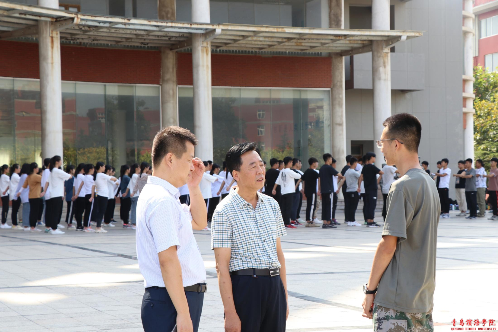 我院领导探望军训新生-青岛滨海学院 大专文理基础学院